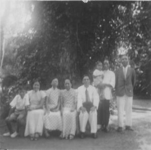 1953 - Woon Keng Lim and Relatives @ Hong Kong
