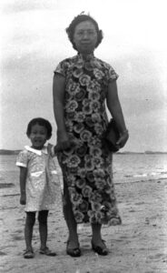 1955 Woon Poh Lin and Irene Ho at beach
