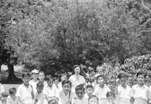1955 Woon Poh Lin with class students