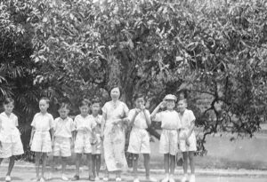1955 Woon Poh Lin with class students in field