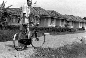 1959 - Woon Khai Boon at Jurong Staff Quarters - Jurong Crescent Road