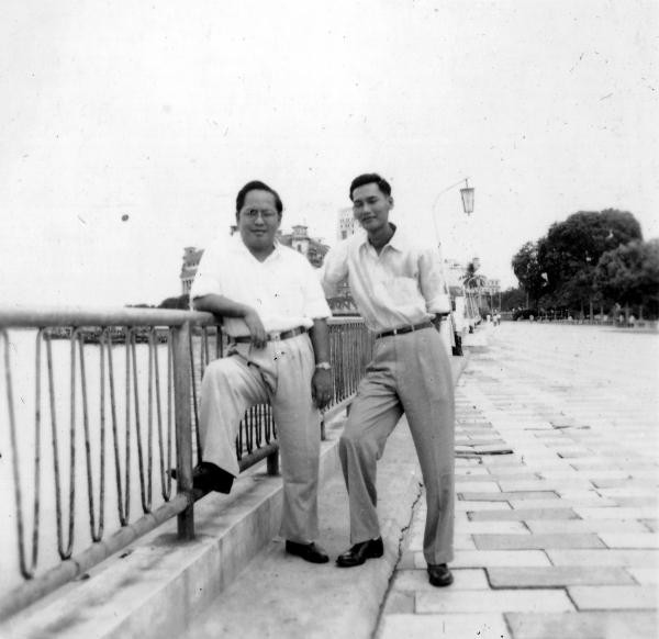 1959 Woon Khai Boon and friends @ Queen Elizabeth Walk