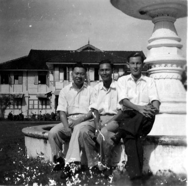 1959 Woon Khai Boon and two friends @ Fountain