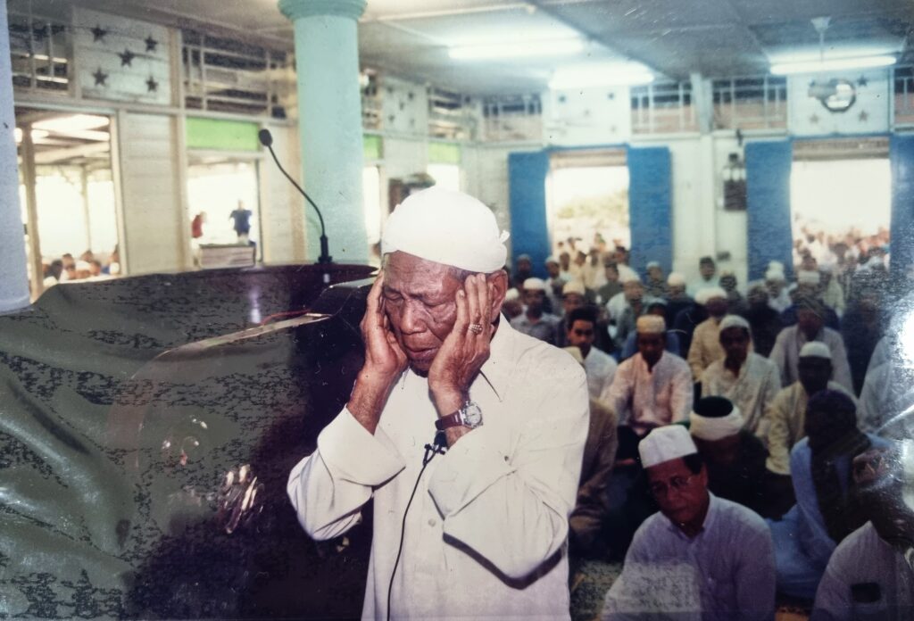 1995 Jalan Majapahit Mosque - Prayer