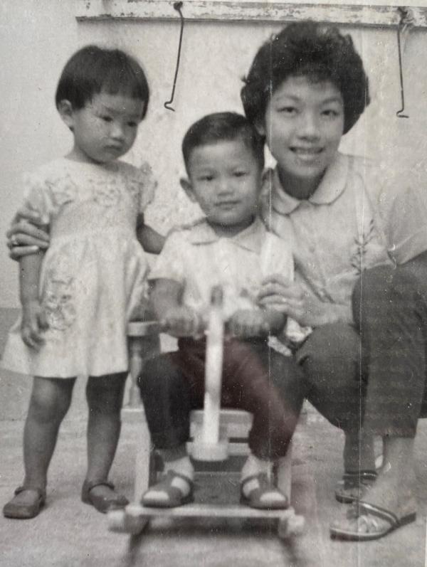 1964 Chan Yee Keng at Jurong Crescent Road Home Backyard