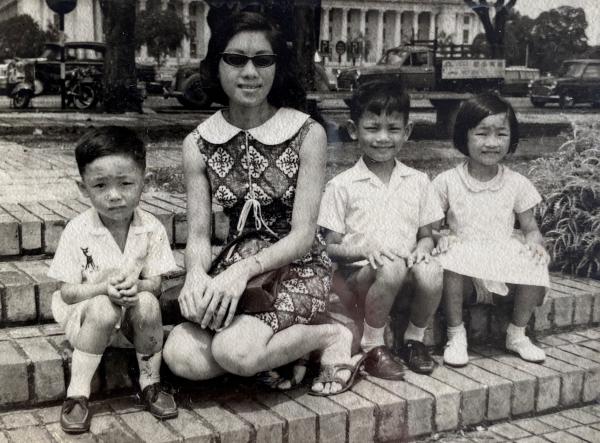 1976 Chan Yee Keng with her three children at Queen Elizabeth Walk