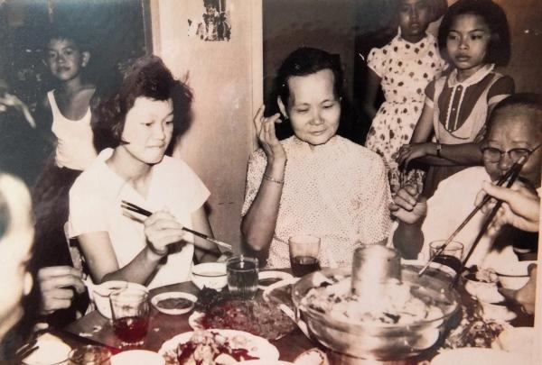 Loh Ah Kiang having family dinner