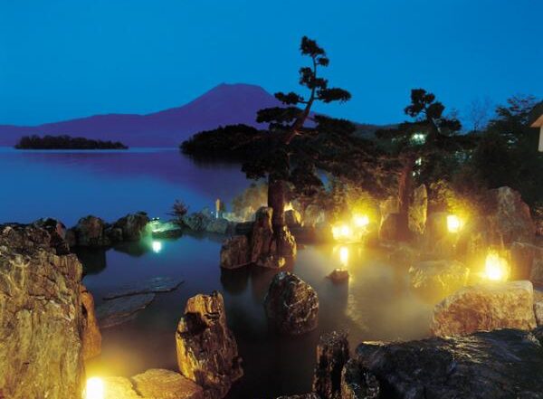 Outdoor Onsen facing Lake Akan