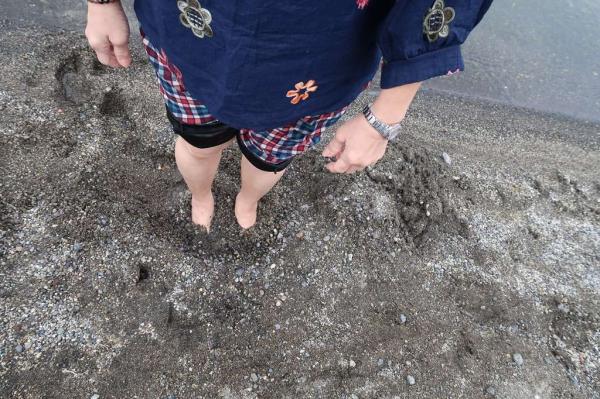 Sunayo Onsen - soaking in a sand hole with natural hot spring water