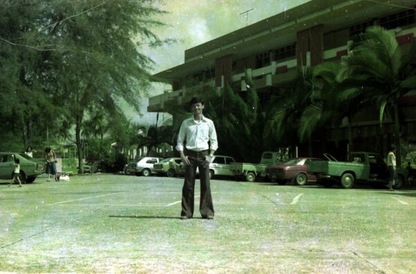 1977 - Arriving at Pasir Ris Chalet and check-in with Wang Lock Tong