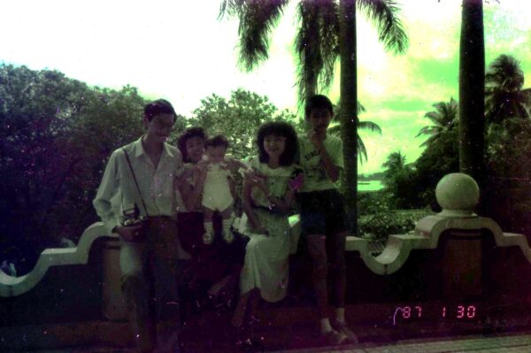 1987 Woon and Kee Families at Har Par Villa